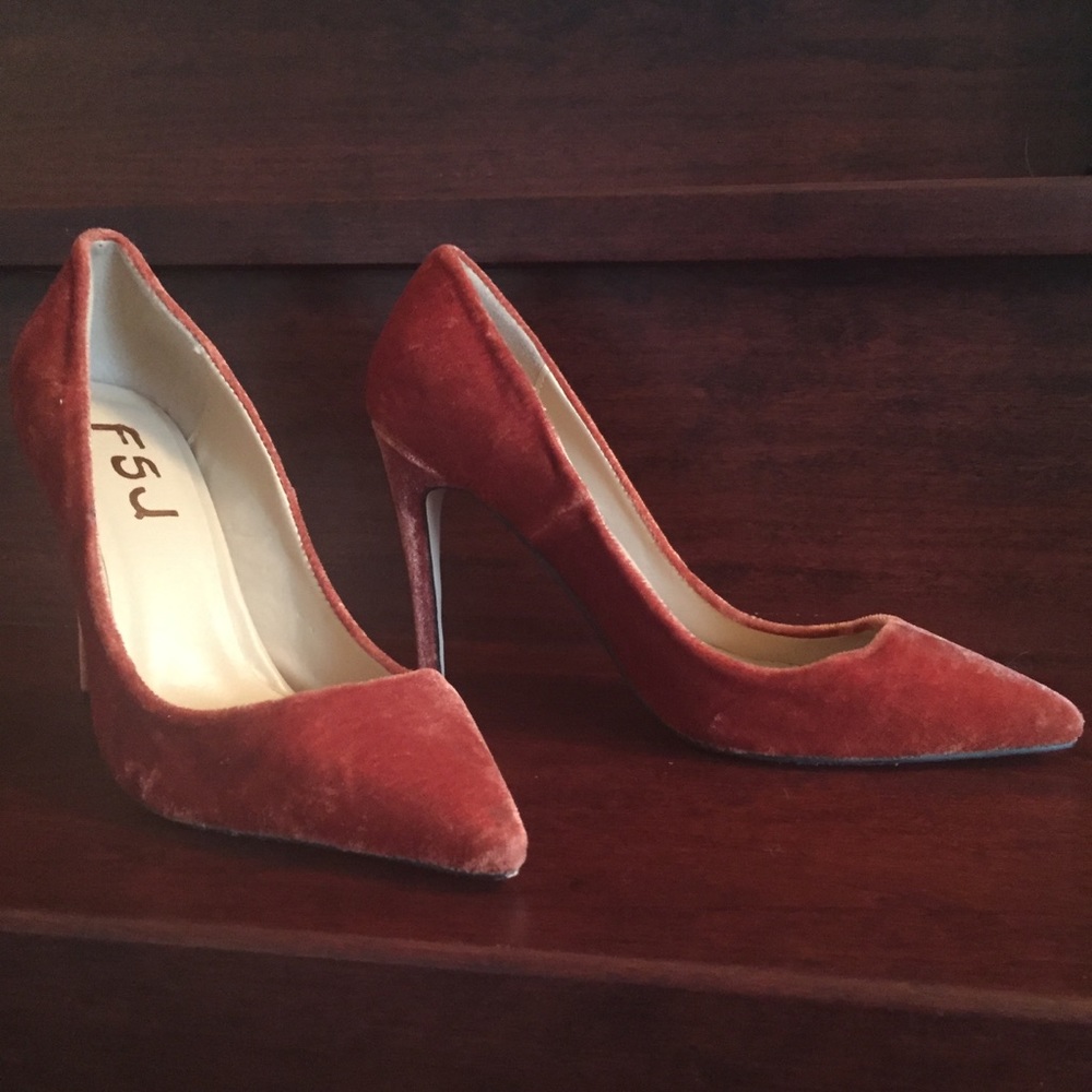 Gorgeous orange-rose velvet stiletto heels 👠